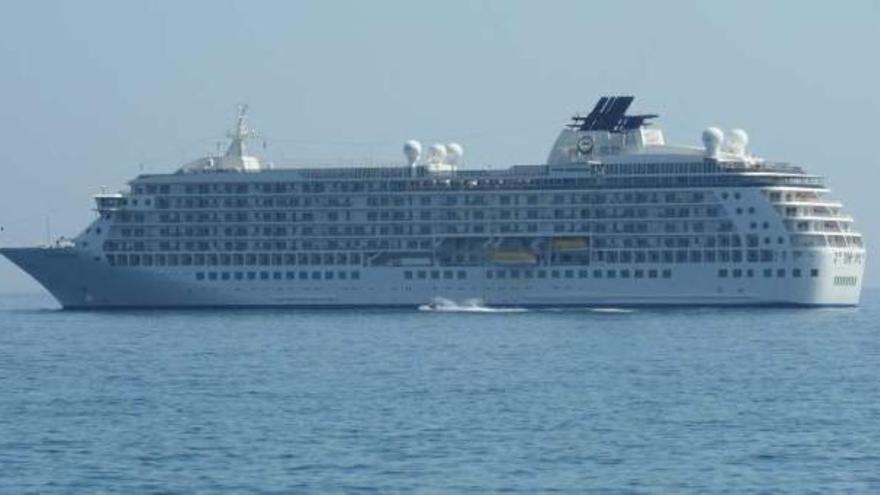 Imagen del crucero ayer, en aguas de Marbella.