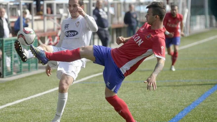 Un jugador del Choco trata de arrebatarle el balón a un jugador del Silva. // Carlos Pardellas