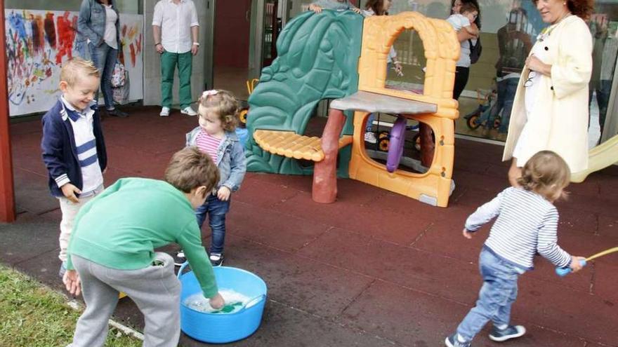 Una actividad anterior en la actual guardería municipal de A Estrada. // Bernabé / Javier Lalín