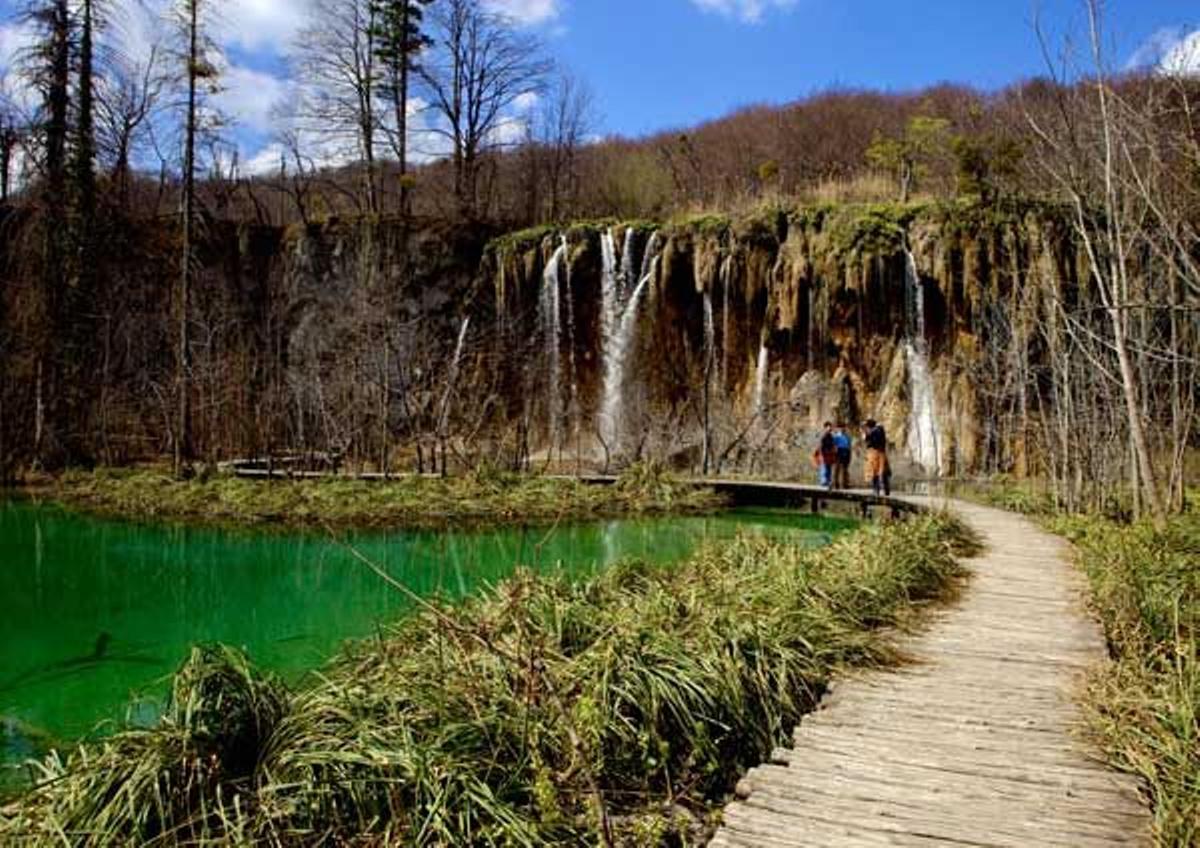 Camino de madera en el Parque Nacional de los Lagos de Plitvice.