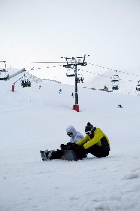 Multitud de esquiadores en Pajares en el domingo tras el temporal de nieve.