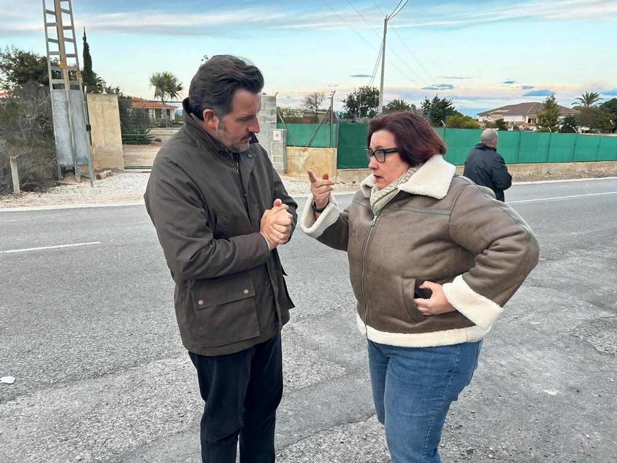 El alcalde de Elche habla con la representante pedánea de La Marina