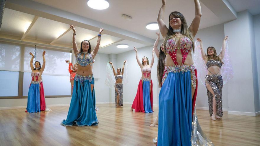 Angelina Masud y sus bailarinas, este jueves, en el ensayo de la gala. | Germán Barreiros/Roller Agencia