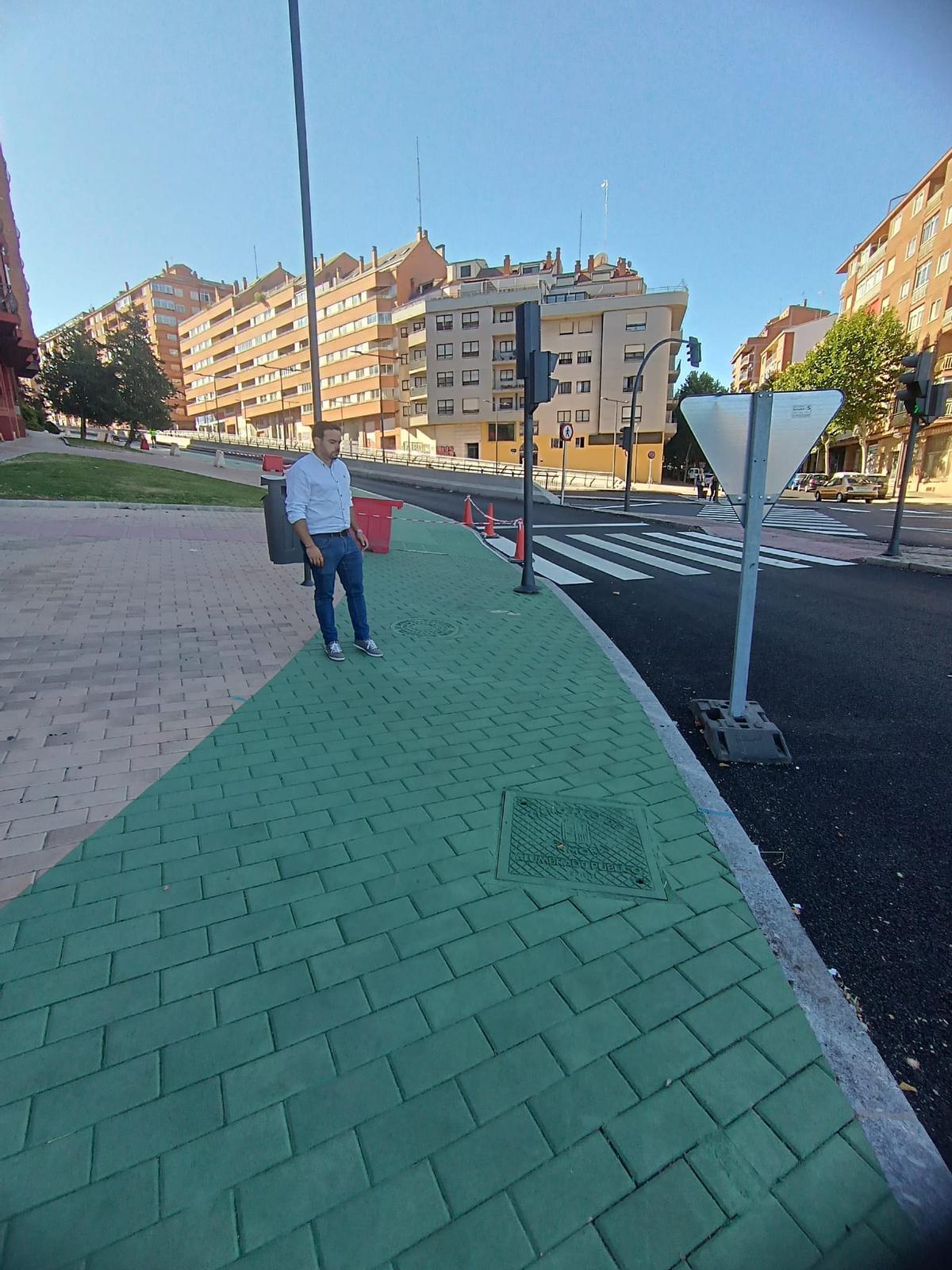 Eloy Tomé en el tramo en el que se ha pintado el carril bici sobre los adoquines de la acera.