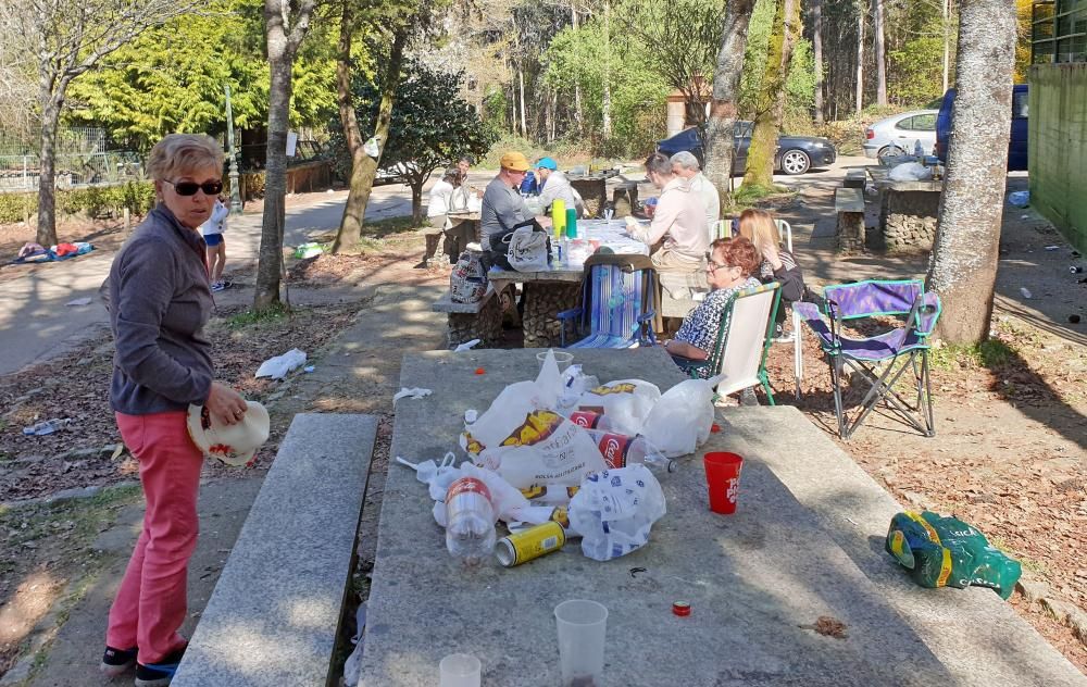 El botellón convierte en estercolero el parque forestal de Beade, en Vigo