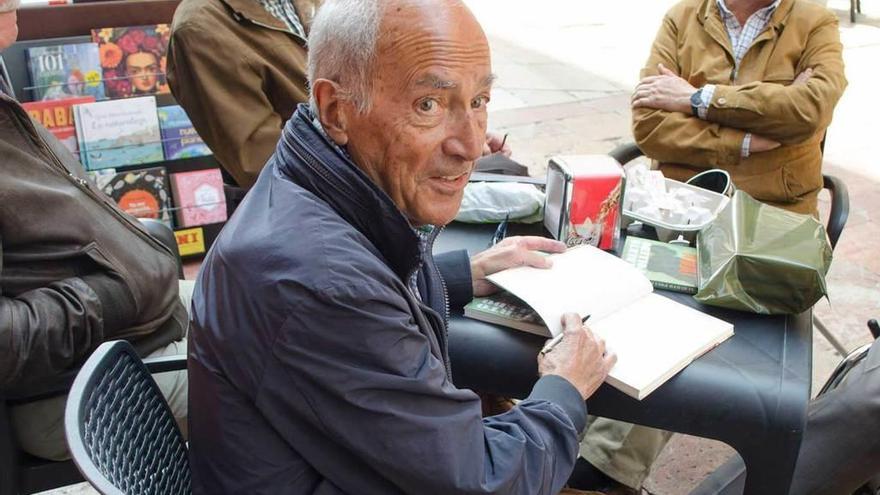 Alberto Polledo firmando ejemplares de su novela. A la derecha, Iglesias Caunedo leyendo poemas.