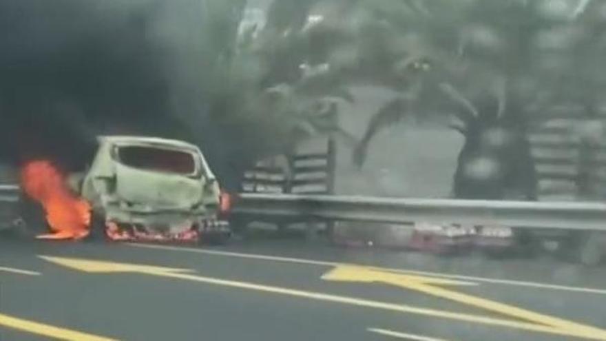 Un incendio en un vehículo provoca importantes retenciones en la GC-3