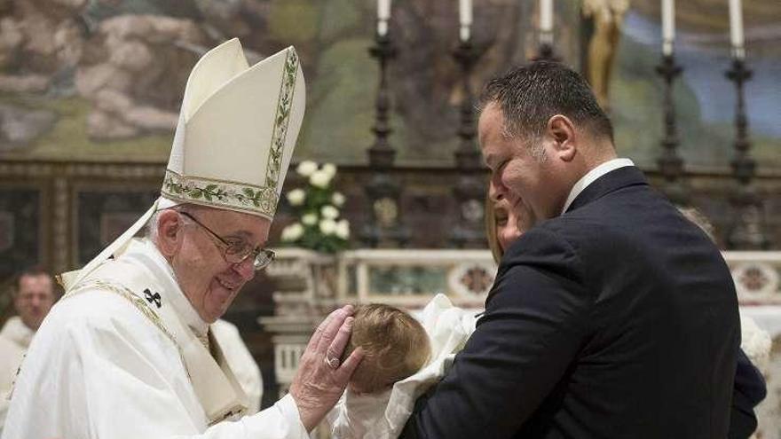 El papa Francisco bautiza a más de una veintena de niños en la Capilla Sixtina