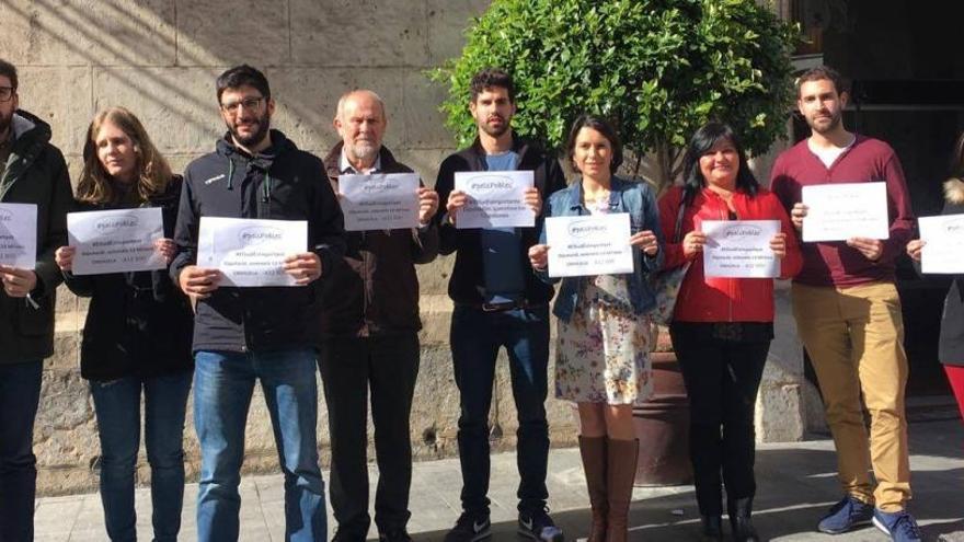 Integrantes de los tres partidos se han concentrado hoy frente al Ayuntamiento de Orihuela.