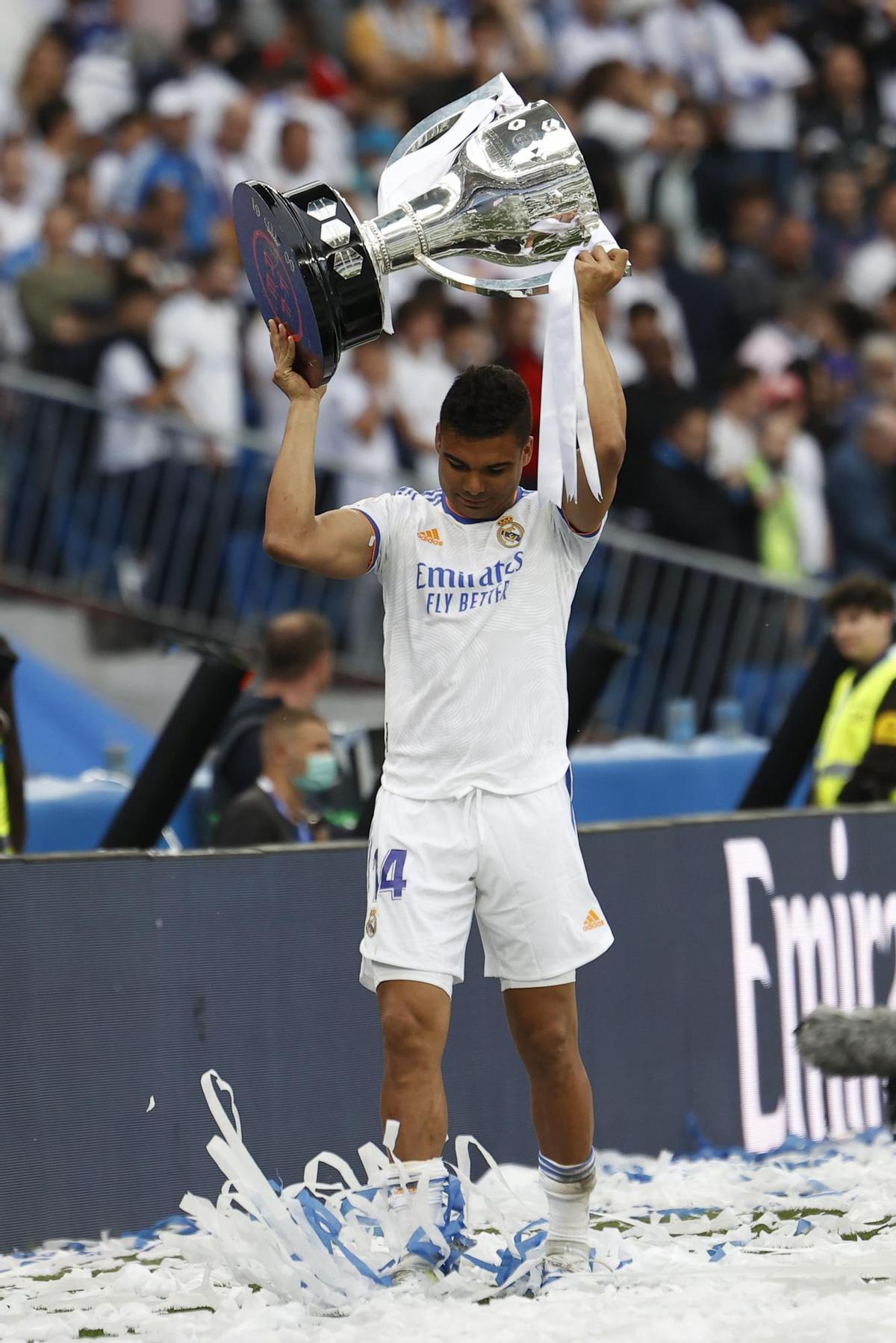 El centrocampista del Real Madrid Carlos Casemiro celebra el título de Liga, al término del partido de Liga en Primera División ante el RCD Espanyol que han disputado en el estadio Santiago Bernabéu, en Madrid. EFE/Chema Moya