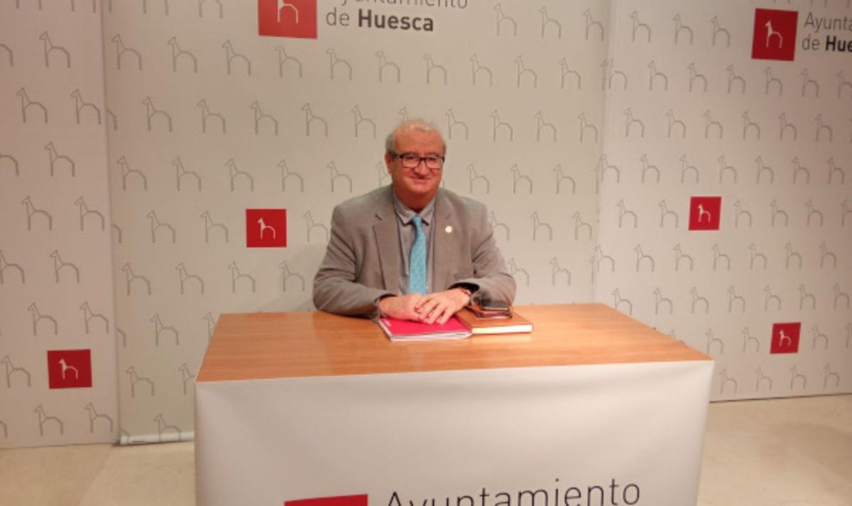 El concejal de Hacienda del consistorio oscense, José María Romance, tras la comisión plenaria de ayer.