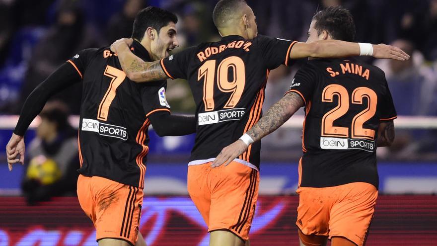 Guedes, Rodrigo y Santi Mina celebran un gol del Valencia en Riazor.