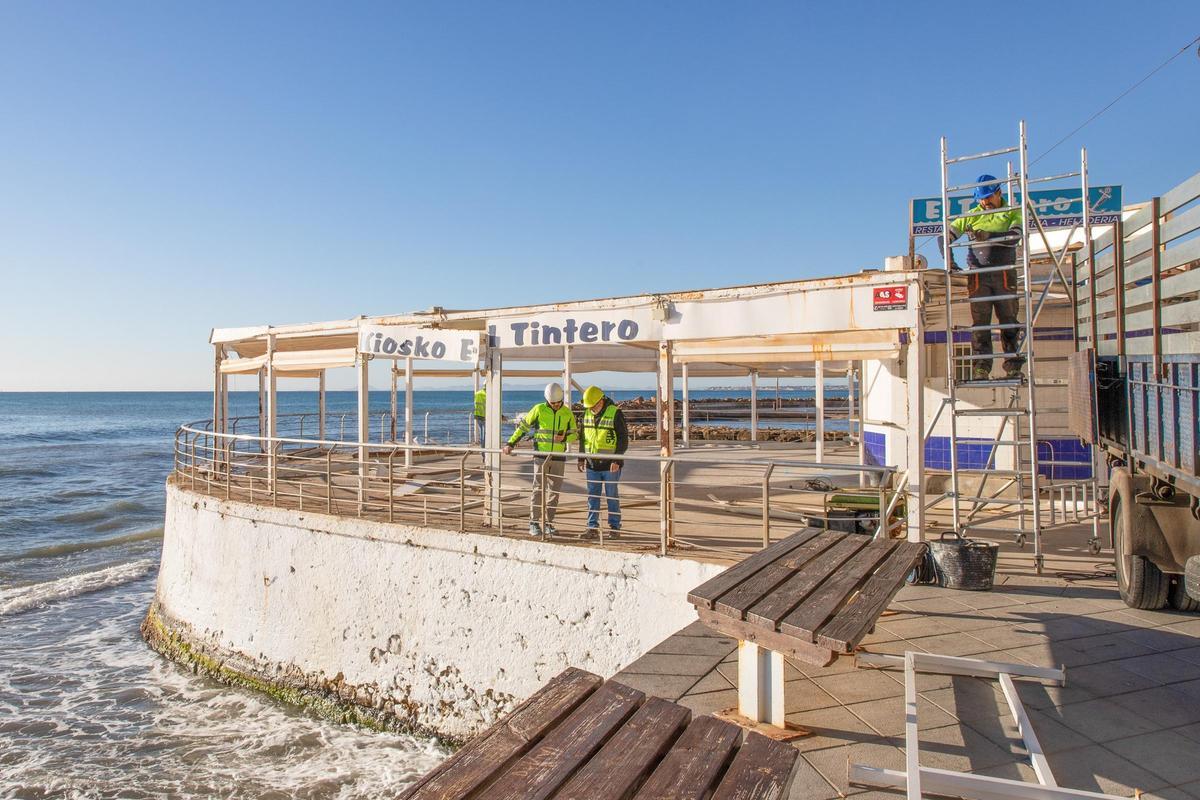 Retirada de la pérgola del restaurante El Tintero de Torrevieja