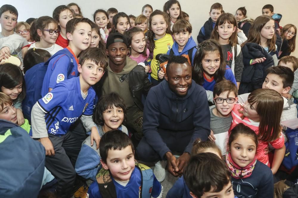 Los jugadores del Oviedo Uwusu y Yeboah visitan a los alumnos del colegio Carmen Ruiz Tilve