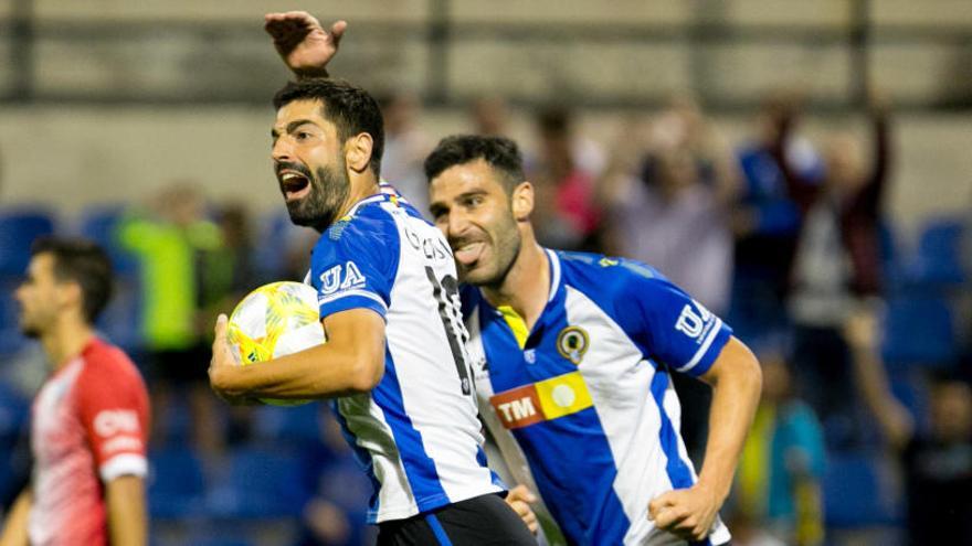 Carlos celebra un gol junto a Benja