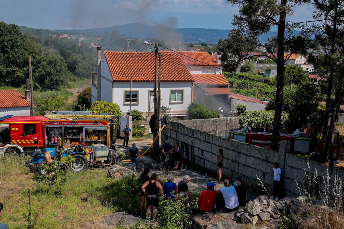 Vista general del dispositivo del incendio de la casa en Cambados.