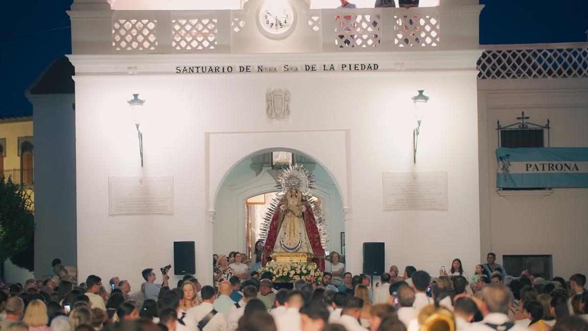 La Virgen de la Piedad a su llegada al santuario en su retorno.