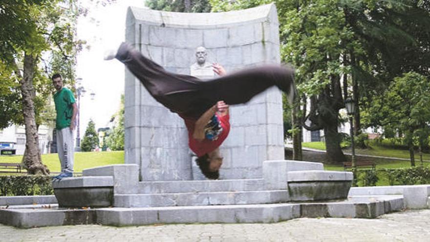 Leandro Pousa realiza cabriolas en el Campo San Francisco, en Oviedo. / nansi loredo