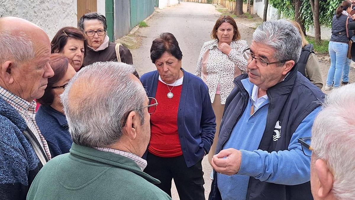 Rafael Morales conversa con vecinos de la barriada Juan Rejano de Puente Genil.