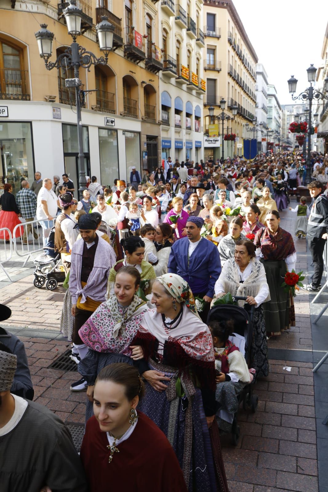 En imágenes | Zaragoza vive su día grande con la Ofrenda de Flores a la Virgen del Pilar