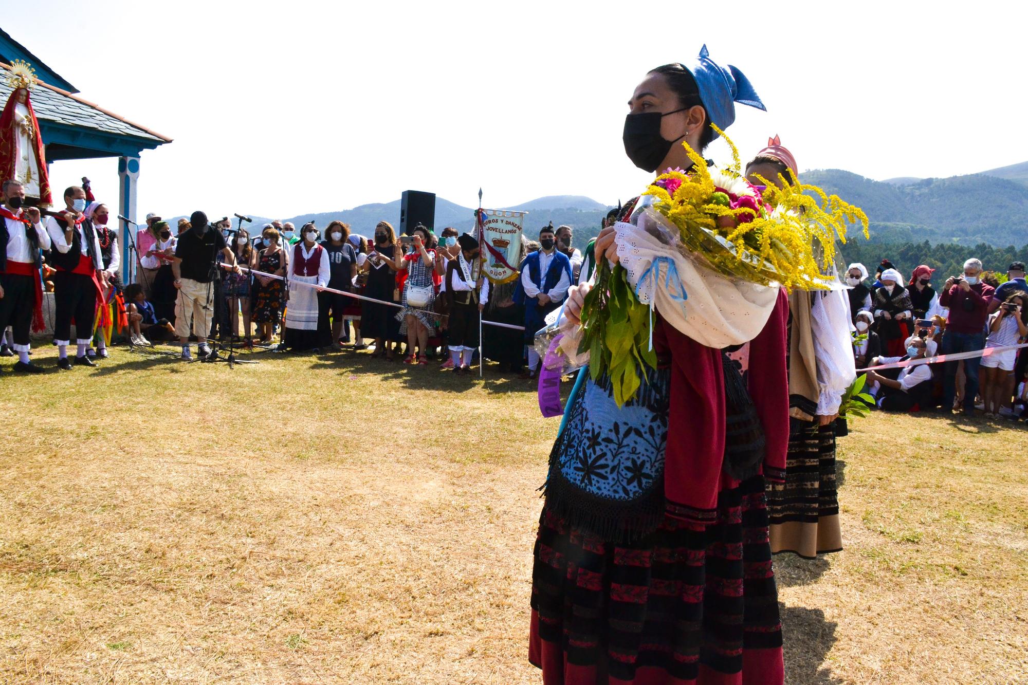 Inicio de la ofrenda floral a la virgen de Reigla por miembros del grupo de baile Jovellanos, de Gijòn.