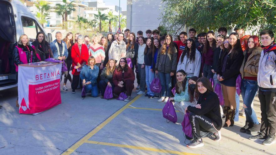 "Sin puteros no hay esclavas": la campaña en el IES la Plana de Castelló contra la trata de mujeres