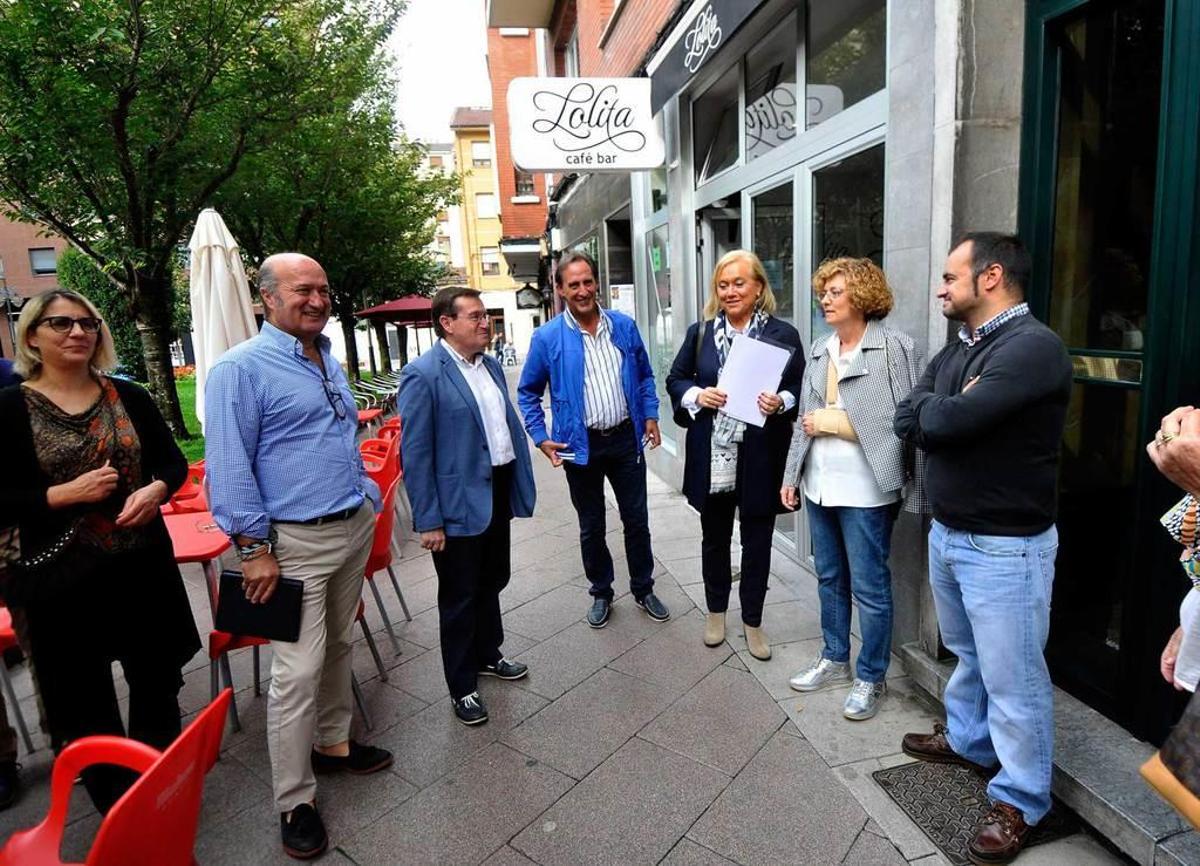 Mercedes Fernández, ayer, en Mieres, con José M. Rodríguez y la diputada regional Gloria García a su lado.