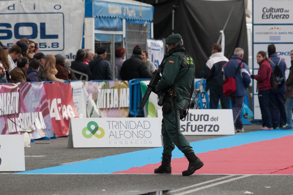 El atleta keniata Peter Kirui  marca un registro de 1 hora y 55 segundos y el viento le impide batir el récord.