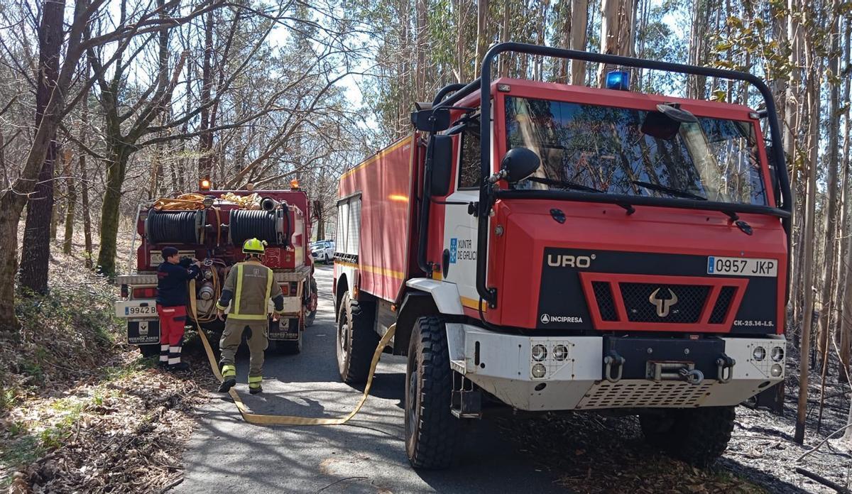 Arde un monte en Ferreiros y apunta a un fuego intencionado | FDV
