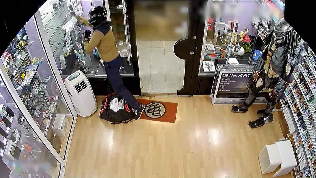 Dos detenidos en Barcelona por atracar una tienda de móviles y huir en una moto robada