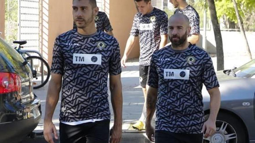 Los capitanes Samuel Llorca y Chechu Flores, al término de un entrenamiento.