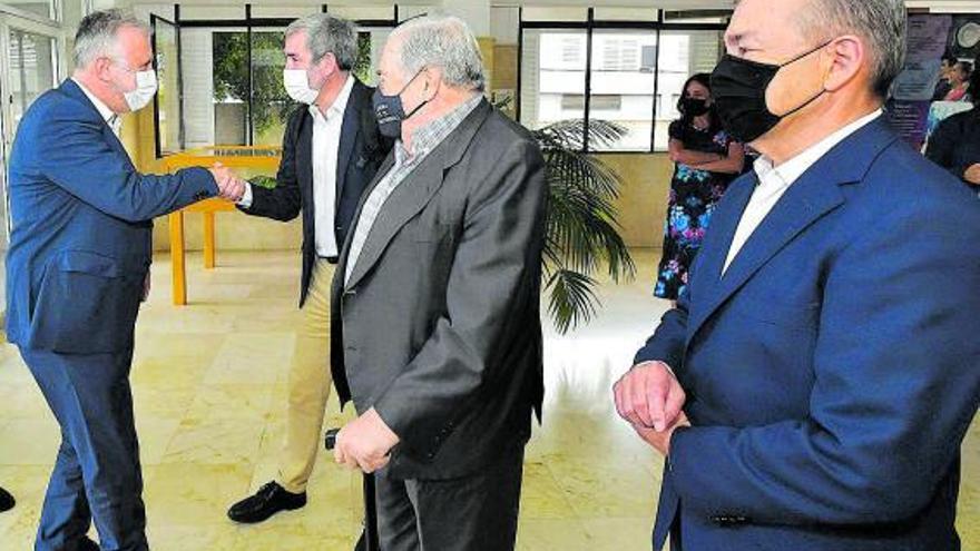 Ángel Víctor Torres saluda a Fernando Clavijo, junto a Jerónimo Saavedra y Paulino Rivero, ayer, en Humanidades. | | ANDRÉS CRUZ