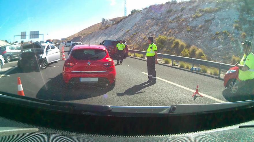 La Guardia Civil, en la zona del accidente en la AP-7.