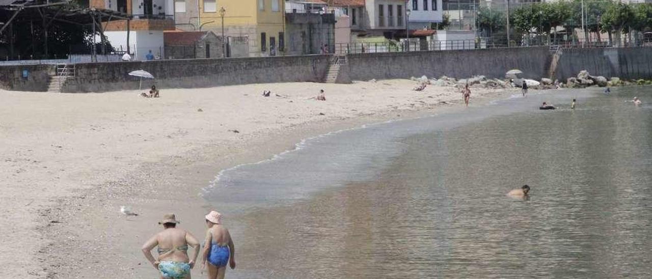 Bañistas en la playa de Banda do Río, en Bueu, esta misma semana. // Santos Álvarez