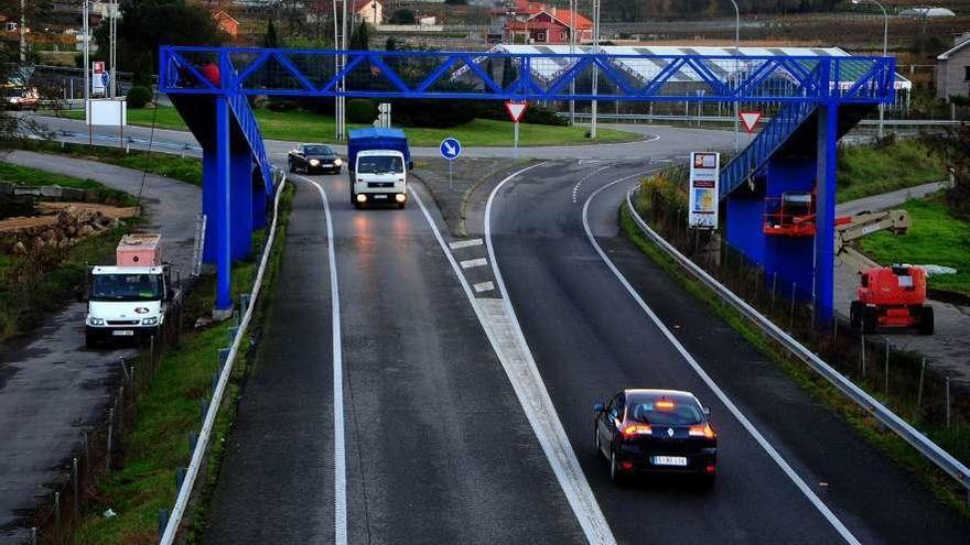 La rotonda de Os Castaños (Barrantes) donde se produjo el primer accidente del día. // Iñaki Abella