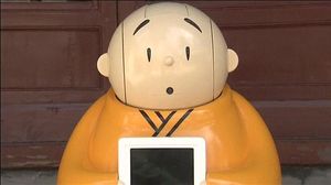Monjos budistes inventen un monjo robot per fer arribar el budisme als més petits.