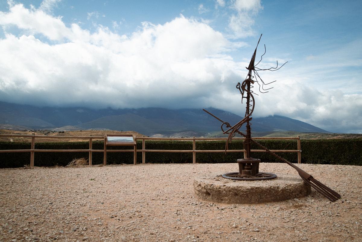 Una de las estatuas que Trasmoz dedica a la Tía Casca, su bruja más célebre. 