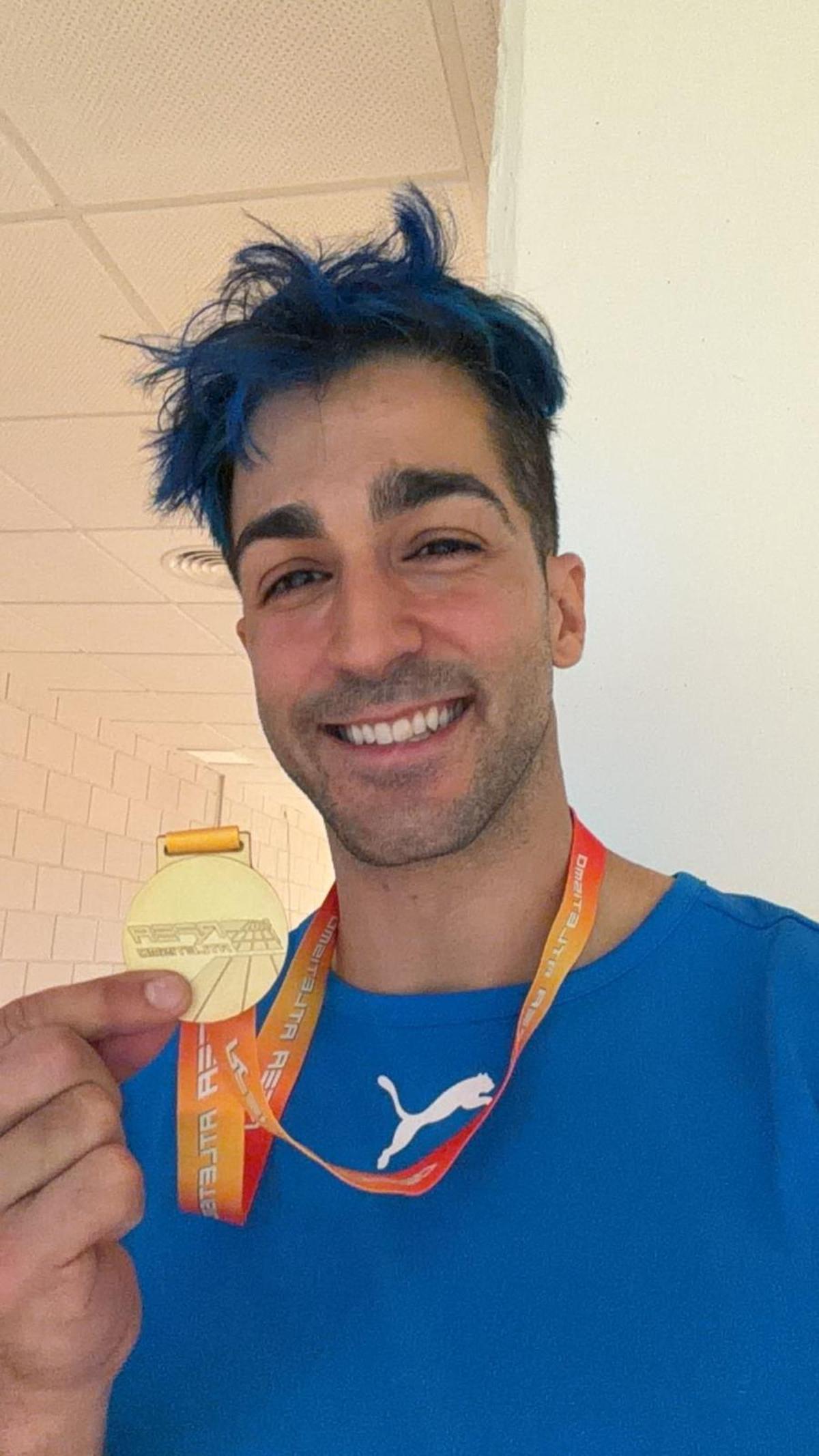 Javi Cancela luce su medalla de oro.