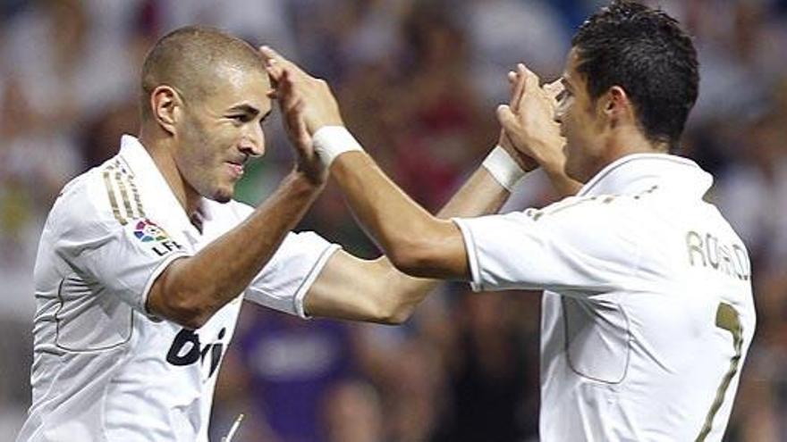 Benzema y Ronaldo celebran el gol del francés