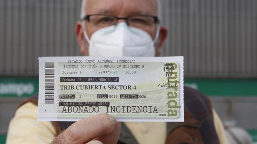 Los aficionados del Córdoba CF comienza a recoger las entradas del partido del domingo.