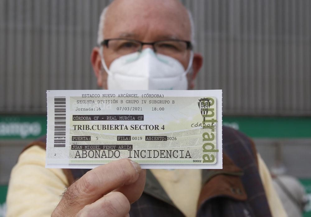 Los aficionados del Córdoba CF comienza a recoger las entradas del partido del domingo.