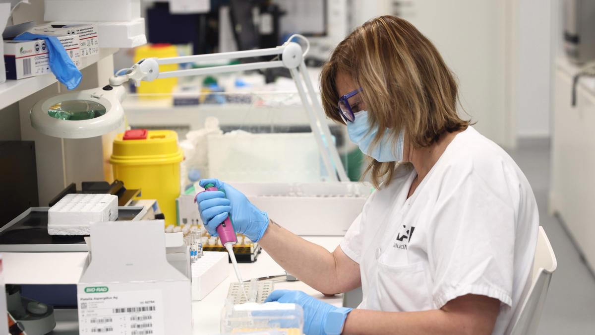 Una técnico de laboratorio trabaja con pruebas PCR en el Laboratorio de Microbiología del Hospital público Gregorio Marañón.