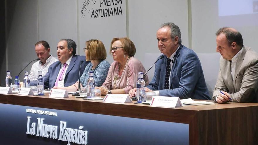 De izquierda a derecha, Mario Fernández, José Merayo, Mercedes Díaz, Rosa Menéndez, Eduardo Soriano y Felipe Lombó, ayer, en el Club Prensa Asturiana de LA NUEVA ESPAÑA.
