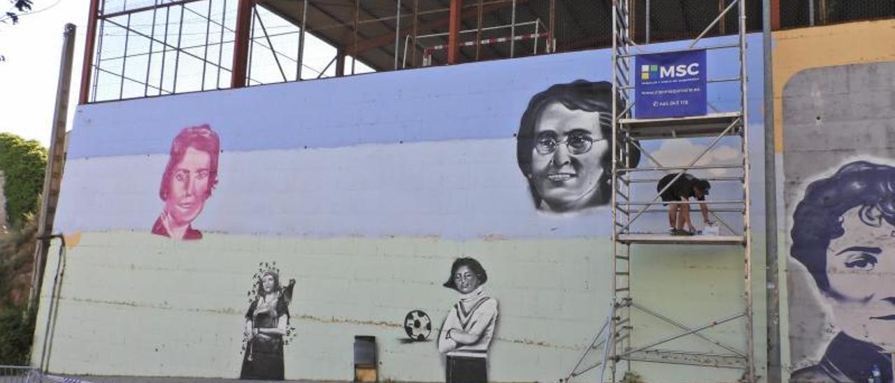 El mural de Camilo González, a iniciativa del ANPA del CEIP A Ponte, en una pared del centro educativo. |   // FERNANDO CASANOVA