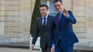 El presidente francés, Emmanuel Macron, recibe en El Elíseo al presidente del Gobierno, Pedro Sánchez, este 21 de marzo de 2022 en París.