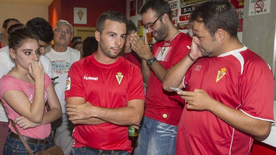 Aficionados del Real Murcia se lamentan esta tarde, en la sede de la federación de peñas, tras conocer la decisión tomada esta tarde por el juez
