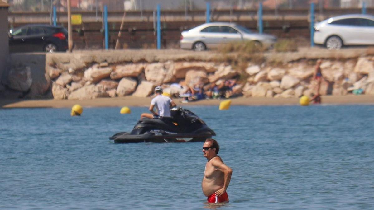 La Generalitat se desentiende de la seguridad en la playa del Acequión de Torrevieja 