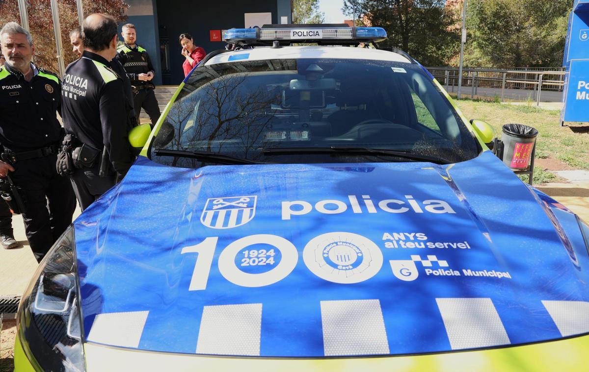 Un vehículo d ela Policía Municipal de Gavà, con el logo del centenario del cuerpo.