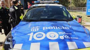 Un vehículo d ela Policía Municipal de Gavà, con el logo del centenario del cuerpo.