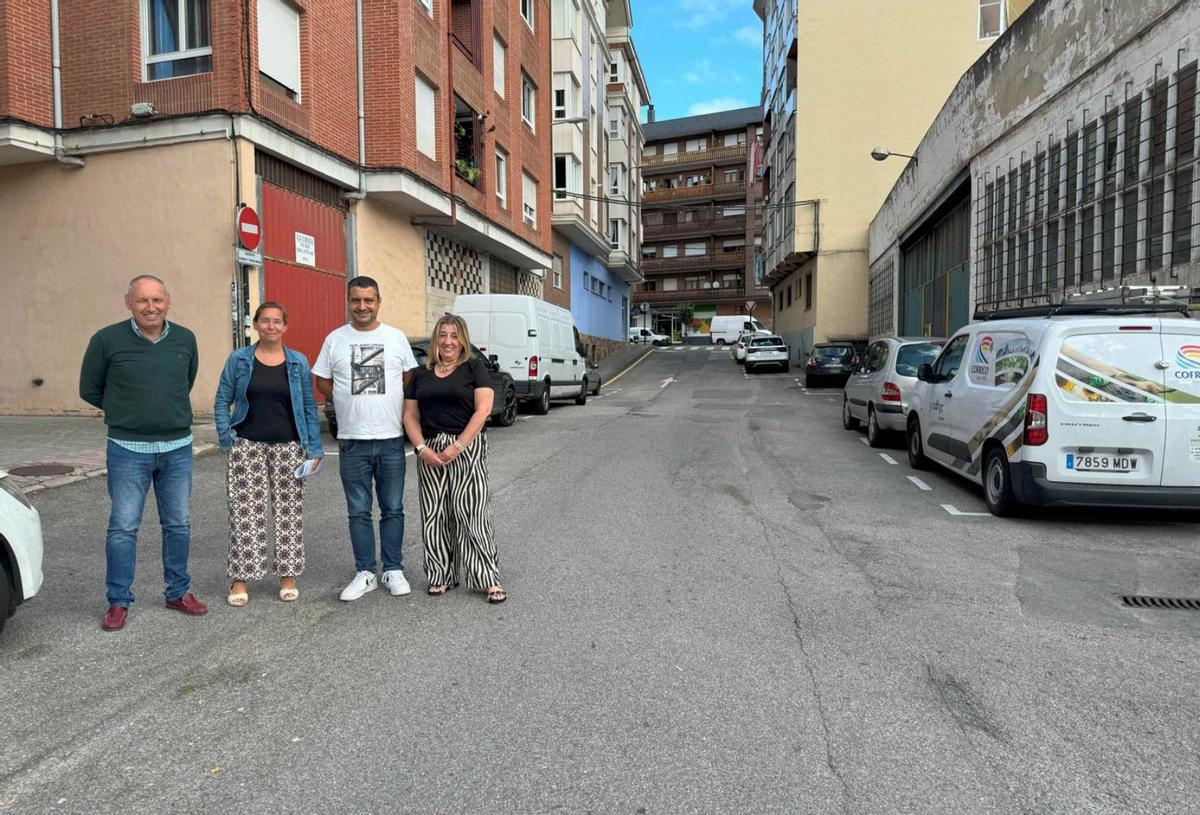 Javier Rodríguez, Sonia Lago y los técnicos municipales Leire Gabilondo y Juan Carlos Álvarez, ayer, en la calle San Martín de El Berrón (Siero).